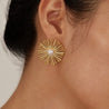 Boucles d’Oreilles en Acier Inoxydable Doré en Forme de Pissenlit avec Perle Blanche Incrustée – Élégance Poétique – Écrin Offert "Sunset" Mara Bijoux