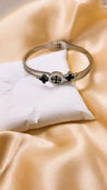 Bracelet Jonc Argenté – Trèfles Noirs & Strass – Acier Inoxydable, Ouverture Frontale + Écrin Offert "Ginger" Mara Bijoux