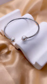Jonc Argenté Femme – Perles Blanches Nacrées – Acier Inoxydable + Écrin Offert "Perla" Mara Bijoux