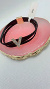Bracelet en cuir noir – V doré en acier inoxydable avec strass – Fermeture aimantée " Mizuki" - Mara Bijoux