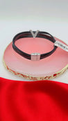 Bracelet en cuir noir avec V argenté en acier inoxydable et strass – Fermeture aimantée "Mizuki" - Mara Bijoux