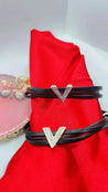Bracelet en cuir noir – V doré en acier inoxydable avec strass – Fermeture aimantée " Mizuki" - Mara Bijoux