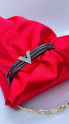 Bracelet en cuir noir avec V argenté en acier inoxydable et strass – Fermeture aimantée "Mizuki" - Mara Bijoux